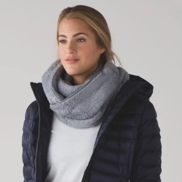 Lululemon Infinity Loop Sherpa Merino Scarf Zip Pocket Reversible - Picture 5 of 5